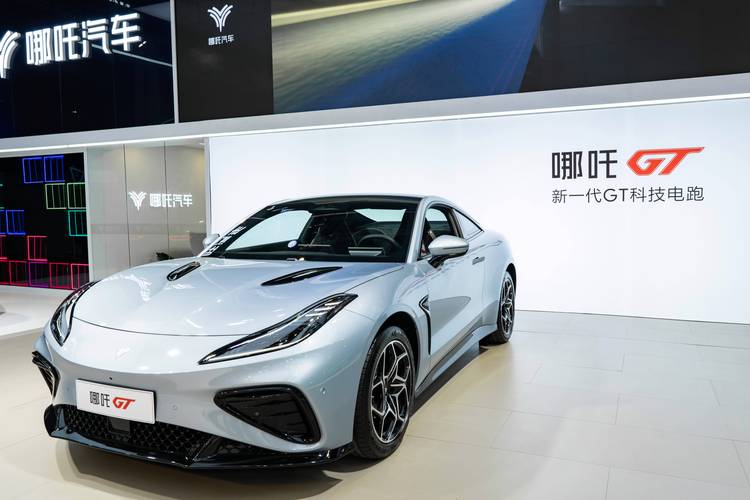 惠州251哪吒汽车在智能汽车领域的表现，领途汽车在新能源汽车市场中的影响力